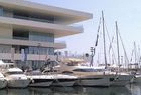 La Exposición Flotante Ciudad de Valencia amarra en la Marina Real Juan Carlos I