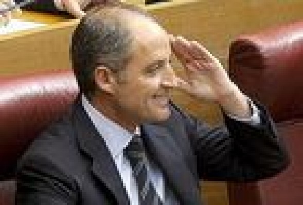 Camps asiste por segunda vez al pleno de las Corts