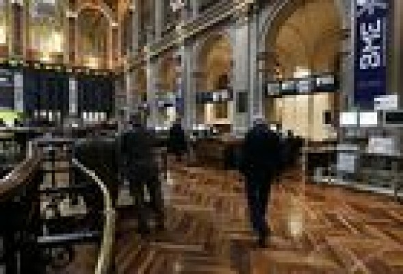 El Ibex sube un 0,9% a media sesión, con la prima en 362 puntos