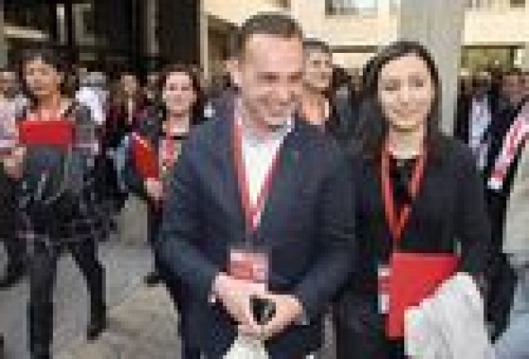 Puig y Romeu confirman su pacto mientra Alarte busca a los delegados de Mata