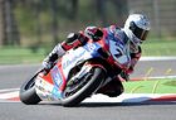Carlos Checa hace doblete en Imola y se pone líder Superbikes