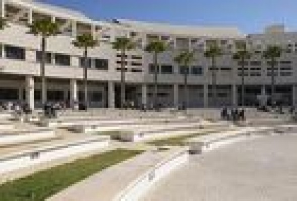 Las universidades y las Cortes cierran dos semanas, pese al 