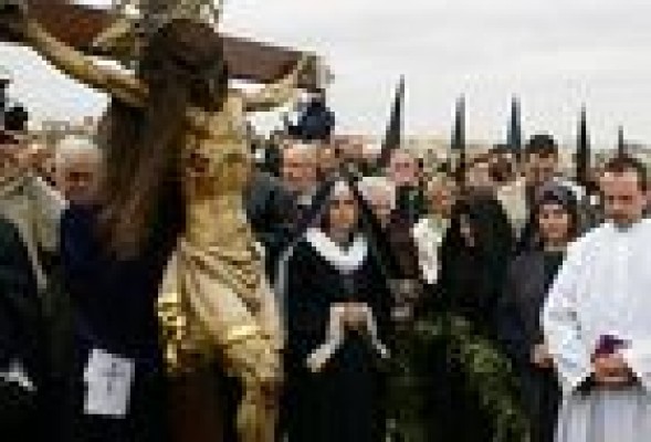 El traslado de los dos cristos a la playa, tras el Via Crucis