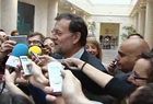 El presidente Mariano Rajoy huye de los periodistas en los pasillos del Senado