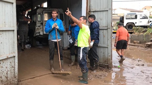 Rafa Nadal ayuda en las labores de limpieza de Sant Llorenç