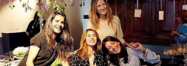 Ana García-Siñériz con las hermanas Oliver en el cóctel de Araventum