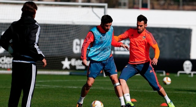 Neville apurará hasta el final por Barragán y André Gomes