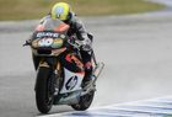 Espargaró gana gracias a la bandera roja