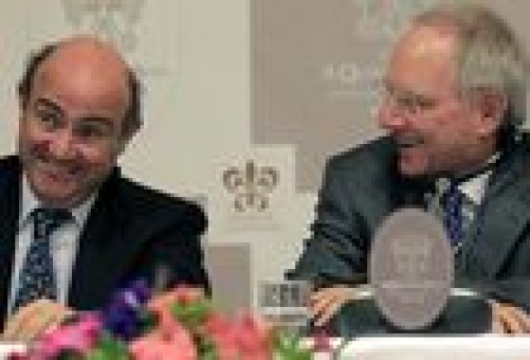 De Guindos defiende que la banca separe los activos inmobiliarios y prevé fusiones en 