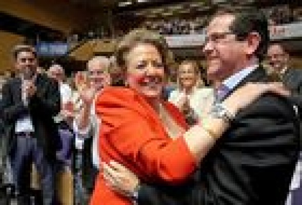 Fabra se debate entre imponer a 'su' secretario general o complacer a los barones de Valencia