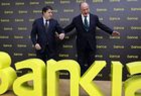 Expectación en la sede de Bancaja en Valencia ante el futuro de BFA-Bankia