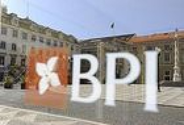 CaixaBank reduce su participación en el BPI