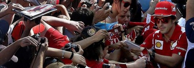 Fernando Alonso deleita a sus fans en Montmeló