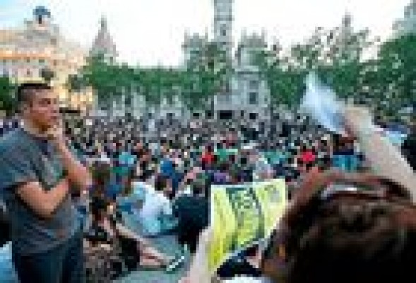 Más de un centenar de 'indignados' celebran una asamblea en Valencia