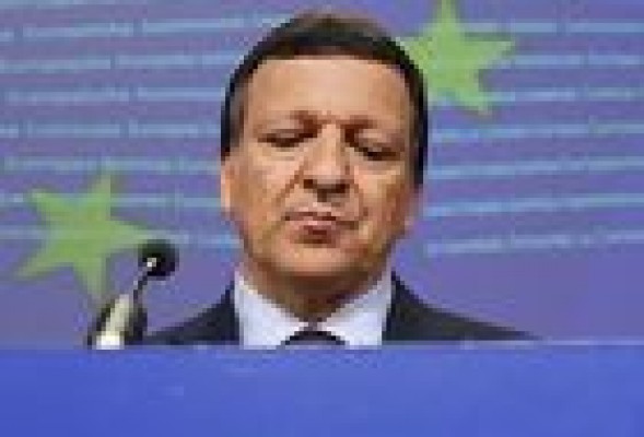 La CE avisa a los griegos de que decidirán con su voto si siguen en el euro