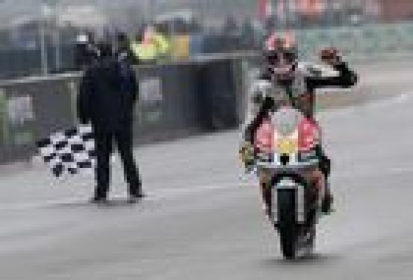 Louis Rossi gana una carrera muy accidentada en Moto3