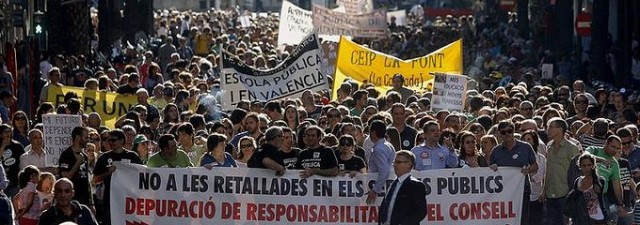 Miles de personas se manifiestan para protestar por los recortes en la educación pública