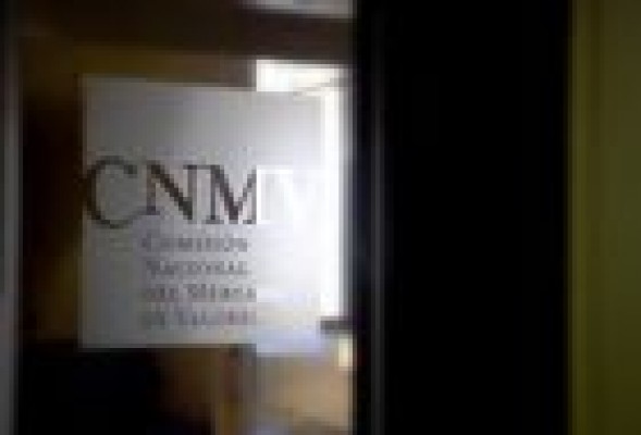 La CNMV 'amenaza' con volver a vetar las posiciones cortas o bajistas sobre la banca cotizada