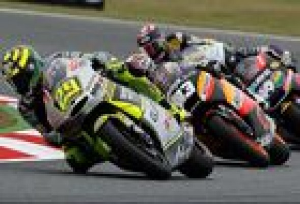Luthi se coloca líder de Moto2 y Márquez tira a Espagaró sin querer 