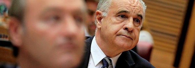 Blasco vive el pleno en la soledad de la segunda línea