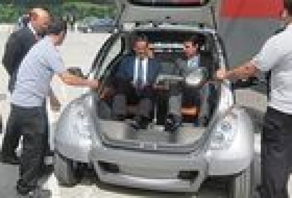El ministro Soria prueba el vehículo eléctrico de Hiriko