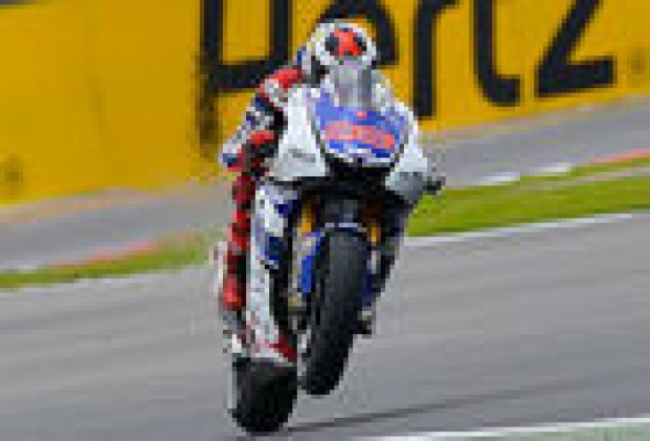 Lorenzo suma su tercera victoria seguida y se dispara hacia el Mundial 
