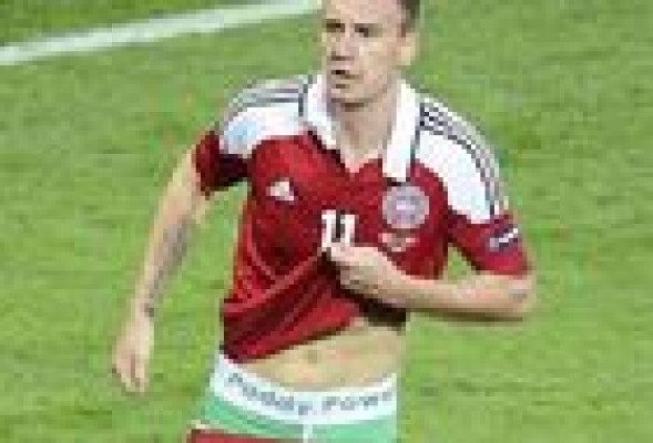 100.000 euros de sanción para Bendtner por enseñar la marca de sus calzoncillos 
