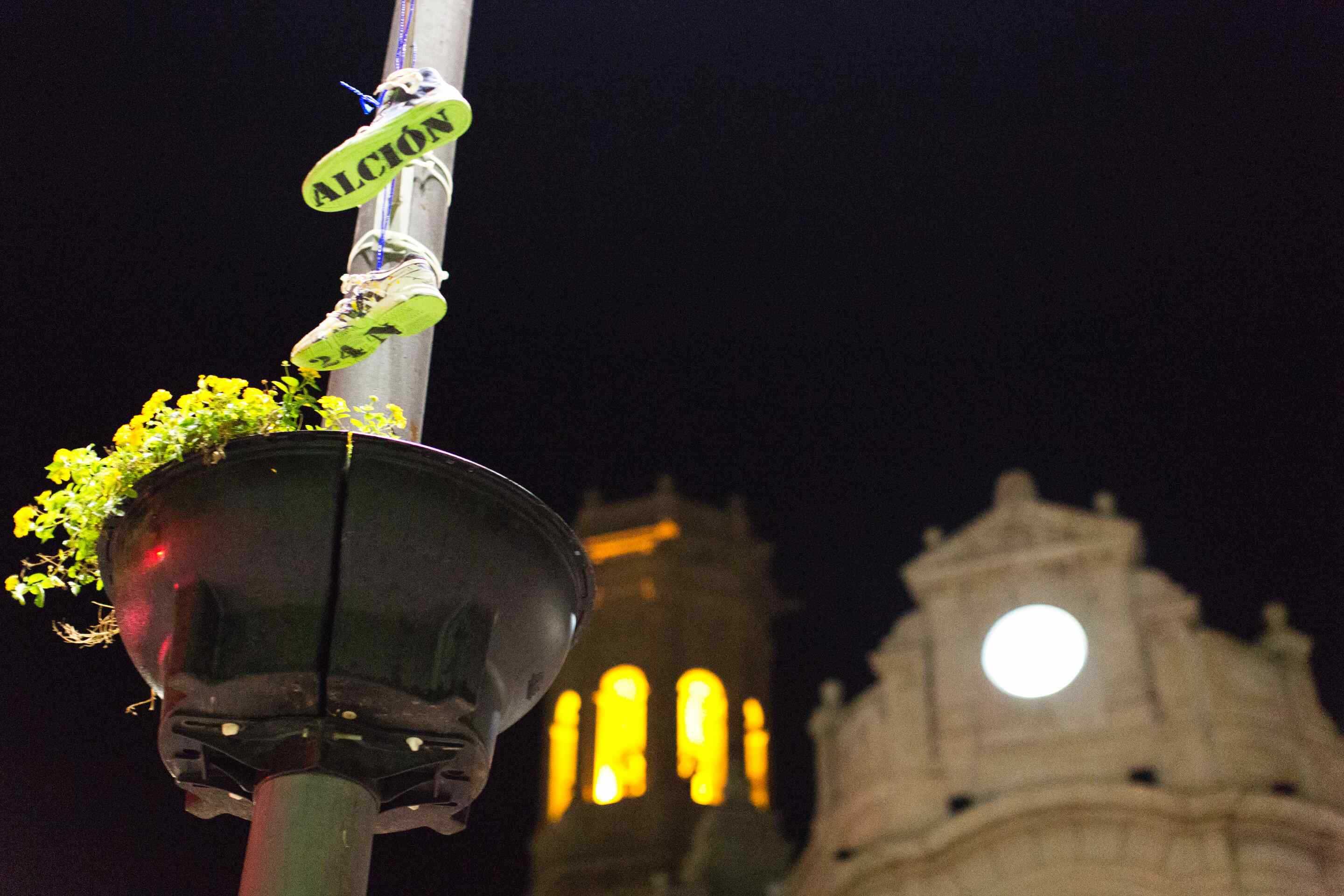 Borriana amanece con 1.000 zapatillas colgadas en sus calles