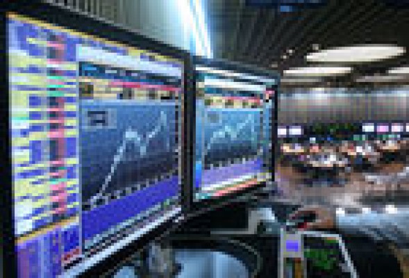 La banca cotizada, salvo BBVA y Santander, arrastra en su caída al Ibex 35 a media sesión