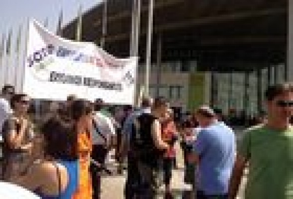 Las protestas de accionistas y trabajadores marcan el inicio de la junta general de Bankia en Valencia