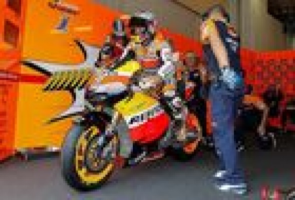 Stoner manda por delante de Pedrosa y Lorenzo 
