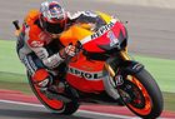 Stoner aprovecha la caida de Lorenzo y aprieta el Mundial