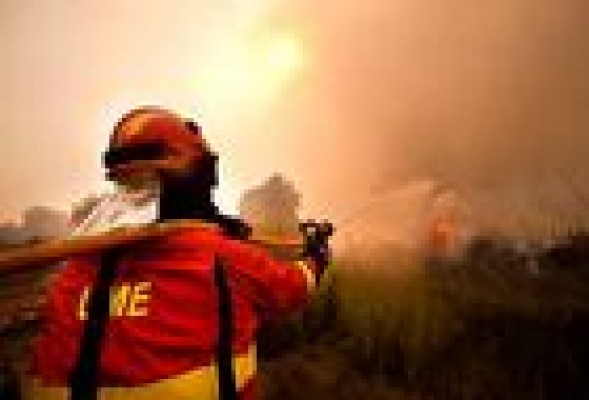 El fuego descontrolado arrasa el monte valenciano