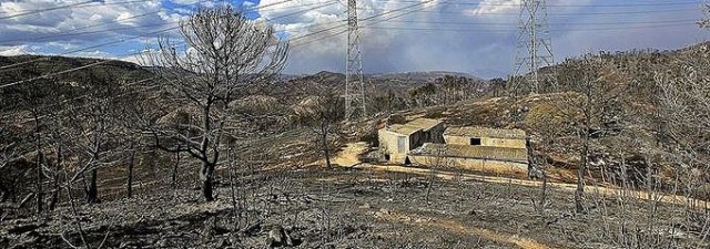El incendio de Cortes de Pallás no presenta llamas y la extinción del de Andilla evoluciona favorablemente
