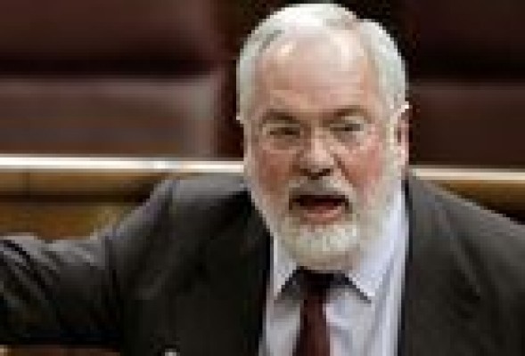 El ministro Cañete asegura que el área del incendio alcanza un perímetro de 150 kilómetros