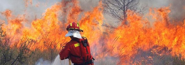 Un muerto y dos heridos en dos accidentes de helicóptero en el incendio de Cortes de Pallás