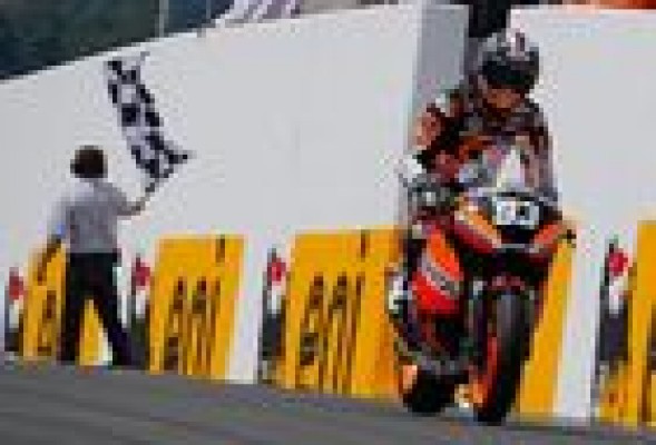 Márquez gana y abre brecha en el liderato 