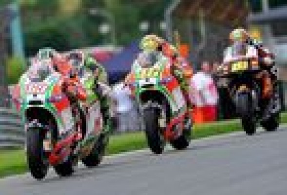 Pedrosa logra su primera victoria del año y se engancha a la lucha por el Mundial