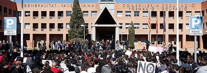 El temor al 'efecto dominó' se instala entre los interinos docentes