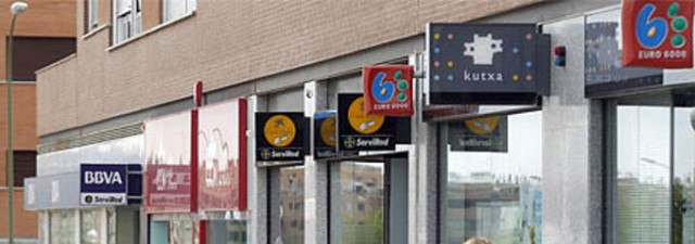 Las cajas ya están reduciendo su presencia en el accionariado de bancos