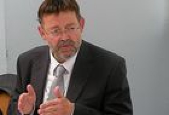 Ximo Puig propone bajar a seis los consellers y eliminar otros 143 cargos de la Generalitat 