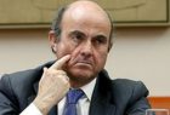 Guindos pide a empresas del Ibex que rebajen retribuciones de sus directivos