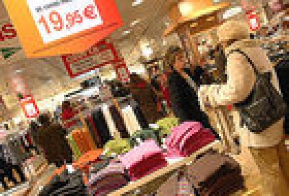 Grandes almacenes, centros comerciales y supermercados quieren abrir los 16 festivos más comerciales del año