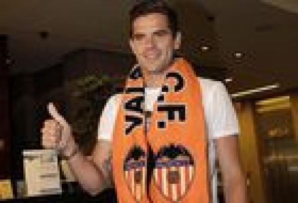 El Valencia ficha a Gago y compra en propiedad a Canales 
