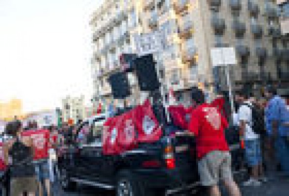 Miles de personas salen a la calle en Valencia contra los recortes