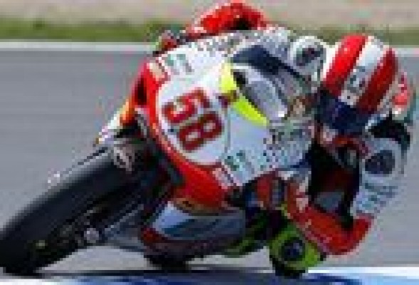 El padre de Simoncelli recibe la moto con la que ganó 250cc 