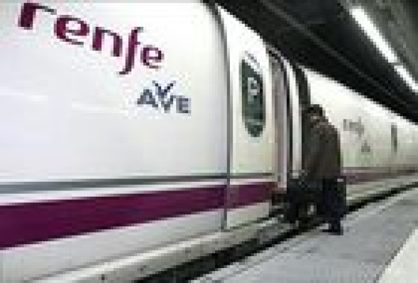 Renfe ya permite subir al AVE con el billete en el teléfono móvil
