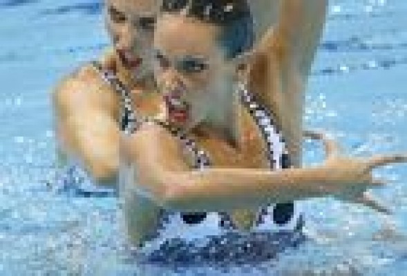 Los bañadores valencianos de Dolores Cortés triunfan en Londres