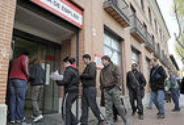 La caída del empleo se acentuará tras el verano y amenaza con establecer un nuevo mínimo