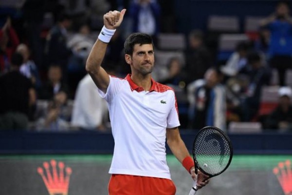 Djokovic vence a Coric y acheca a Nadal en busca del número uno mundial